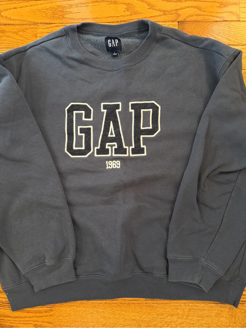 GAP women’s Crewneck Sweatshirt in Navy corduroy Logo. Retro, comfy